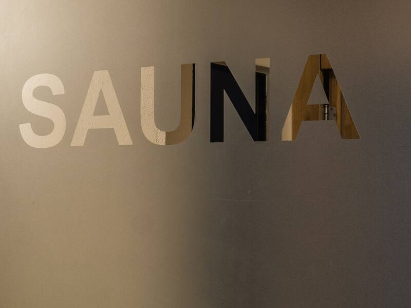 Bild von der Saunatür mit Aufschrift Sauna