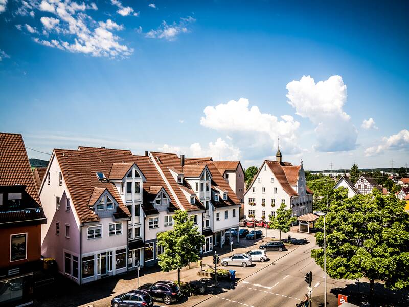 Bild von der Ortsmitte Aldingen, Blick in die Hauptstraße zum Bürgerhaus